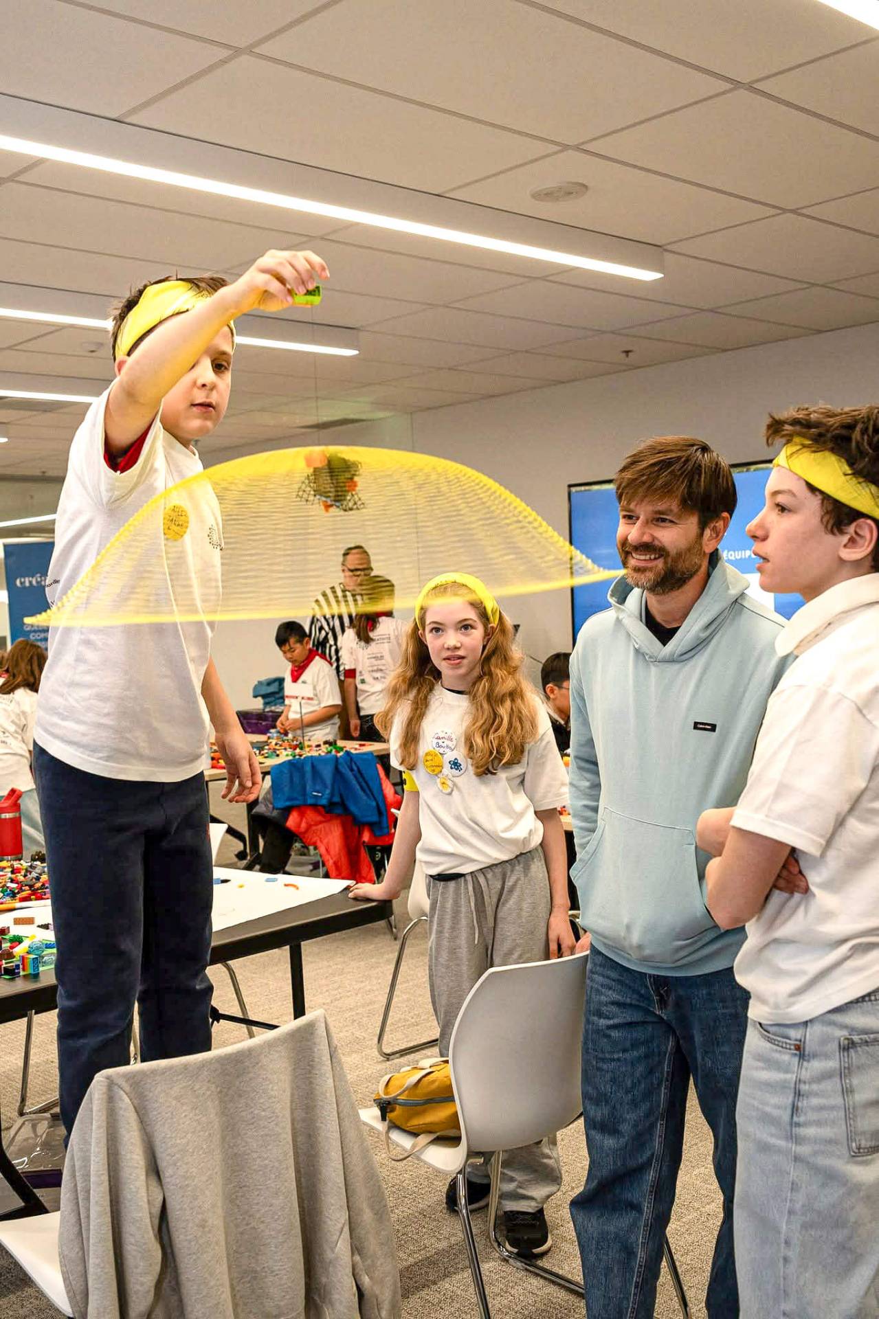 Une équipe présente son projet à un mentor.