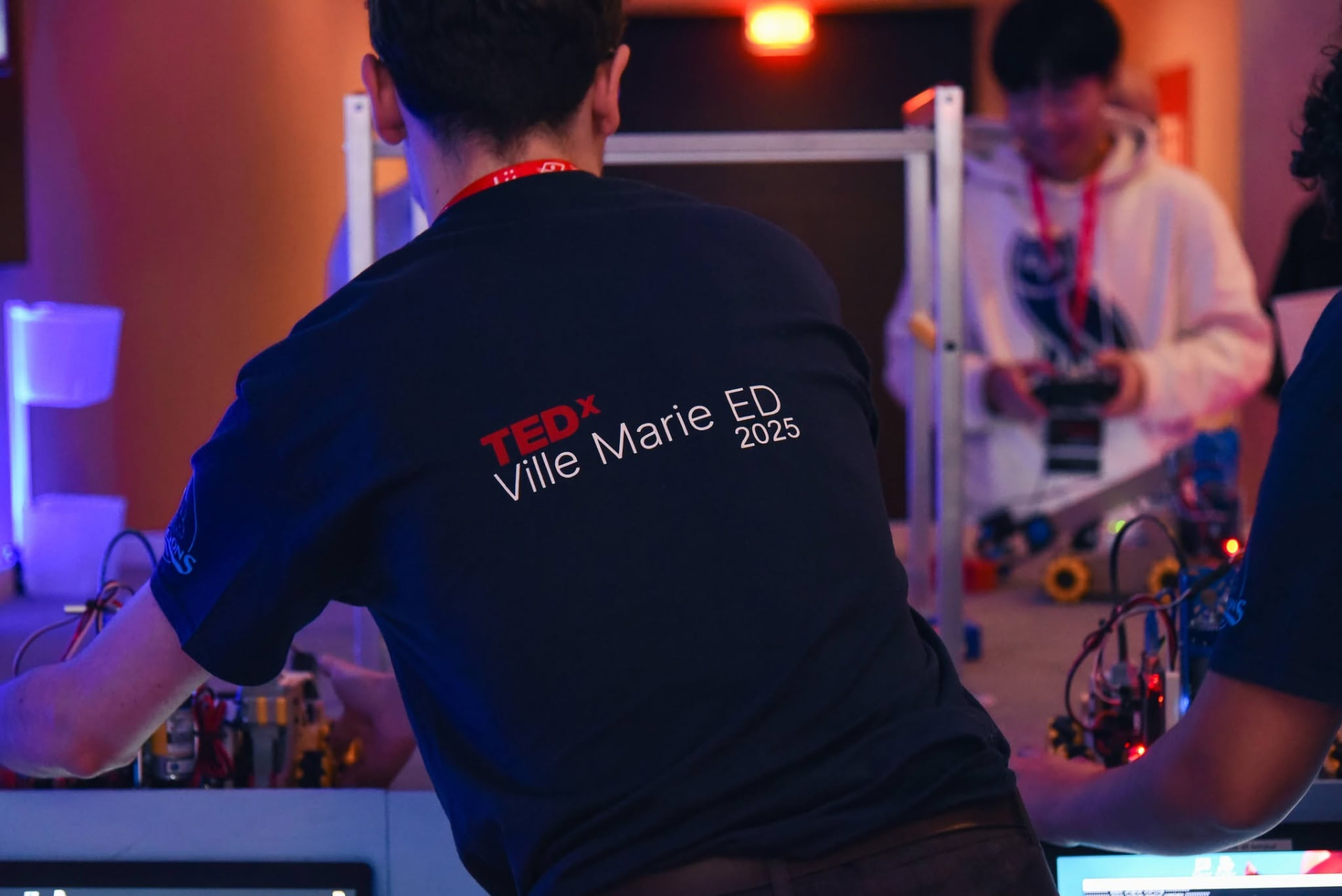 Atelier de robotique animé par des jeunes portant le chandail TEDx Ville-Marie ED
