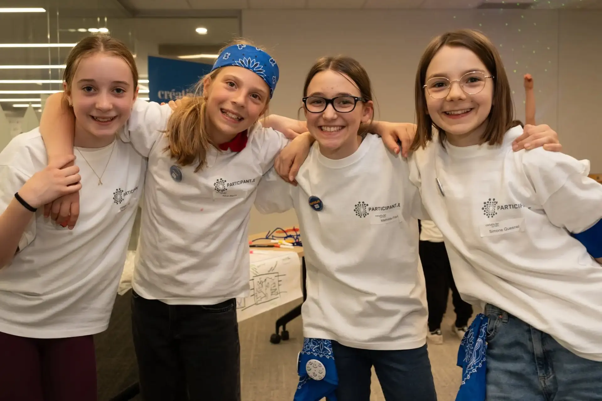 Deux participantes collaborent autour d'un défi pendant un IMPACT Lab.