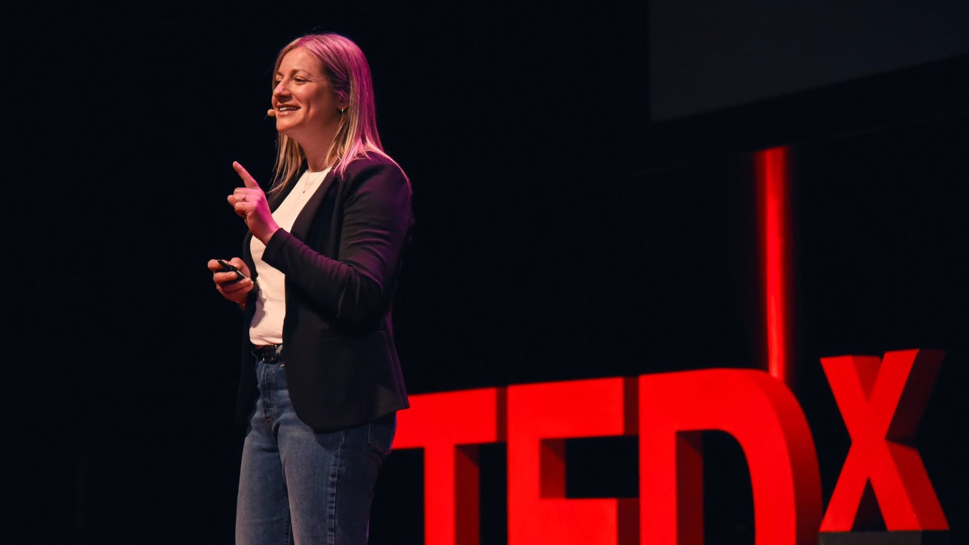 Una conferencista en el escenario TEDx Ville-Marie ED.
