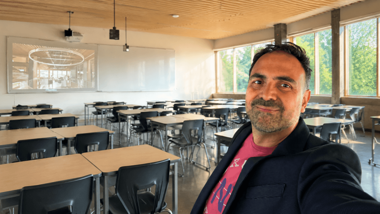 Federico Puebla dans une salle de classe après une année d’enseignement.