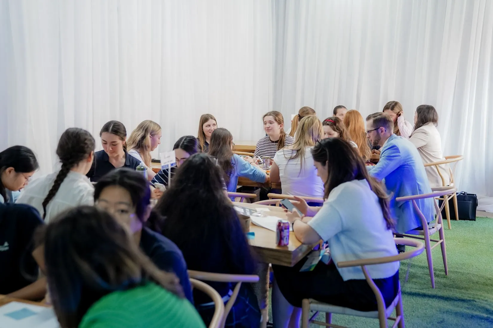 Des jeunes et des professionnels travaillent en équipes pendant un IMPACT Lab.