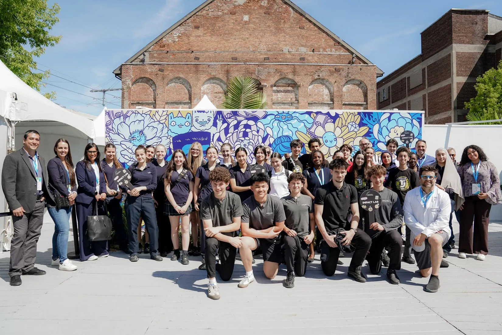 Groupe de jeunes, d'éducateurs et de professionnels réunis après un IMPACT Lab.