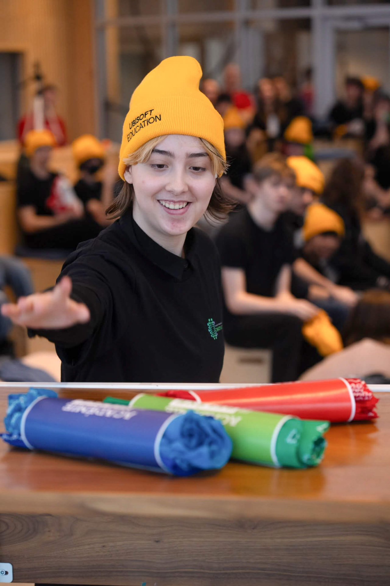 Jeune participante en pleine mission de créativité