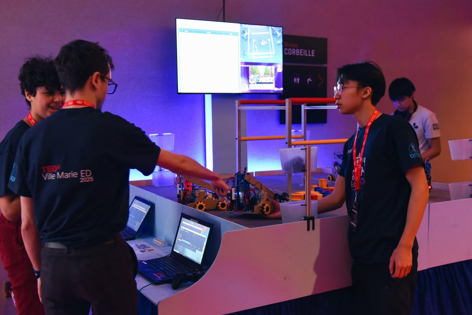 Jeunes présentant leur projet de robotique à la Zone jeunesse