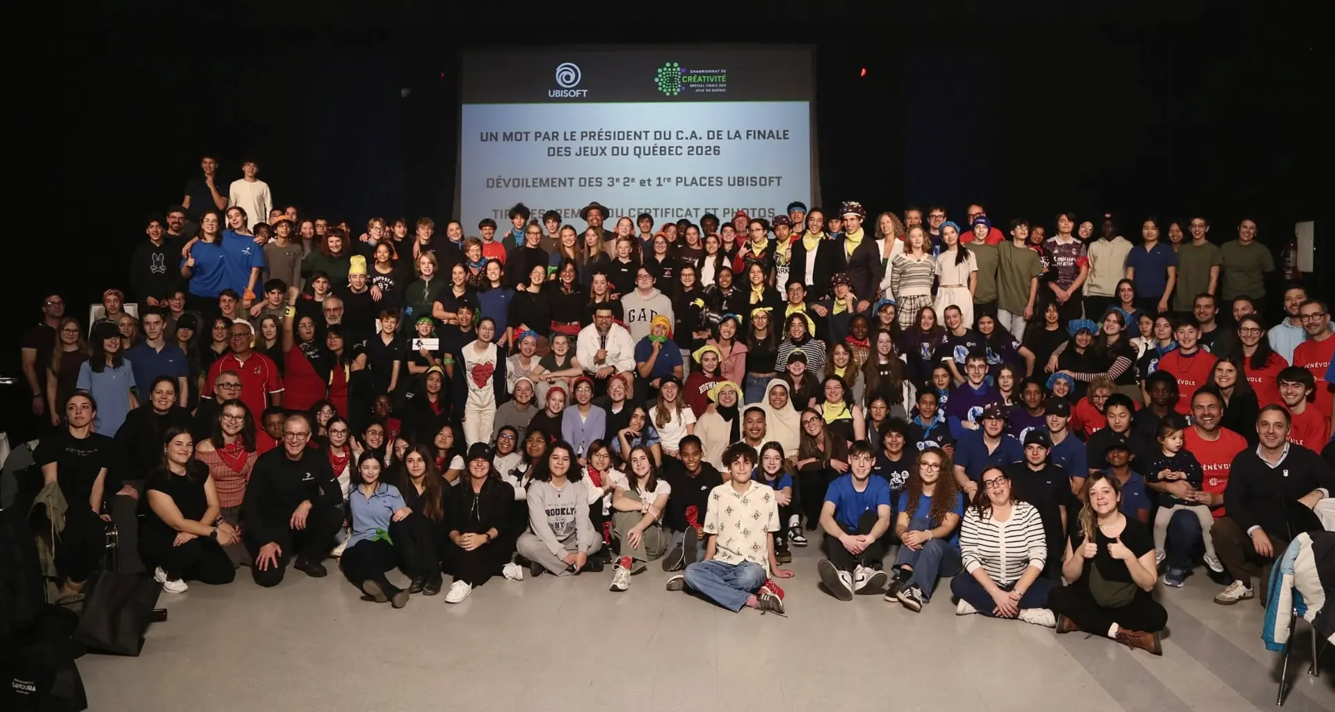 Jeunes rassemblés lors d'une saison de la Ligue de créativité