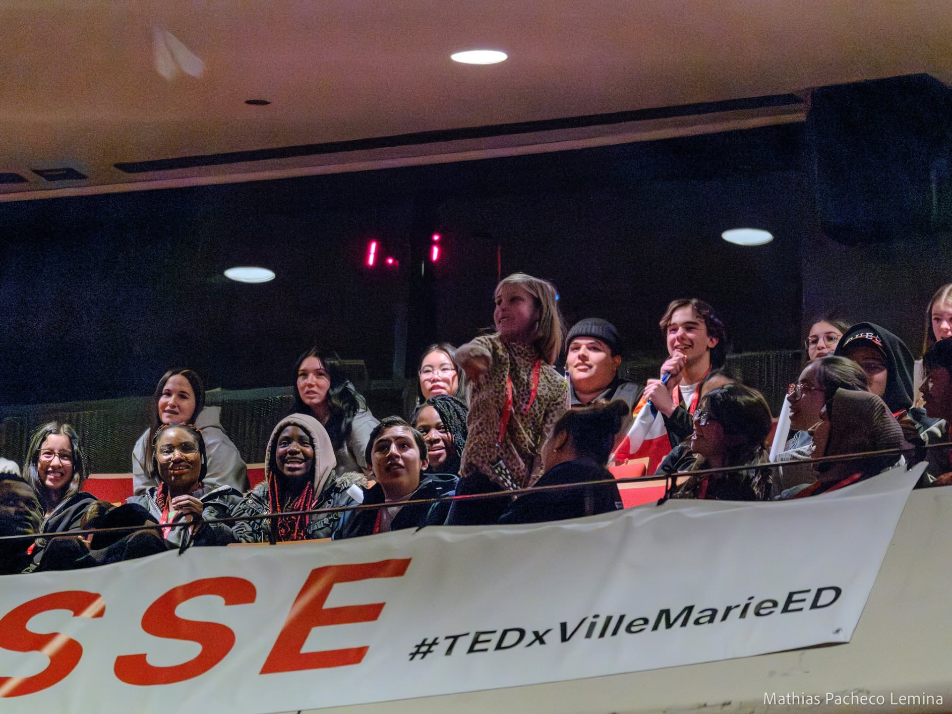 Jeunes du public réagissant pendant une conférence, section Zone jeunesse